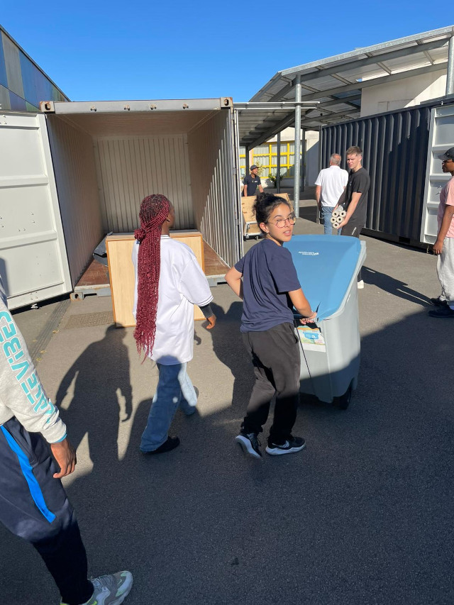 Photo de jeunes de la CJT pendant la mission déplacement de mobilier à l'école Ledru-Rollin/Sarah Bernhardt - CJT Nantes - Été Mission dé 2022